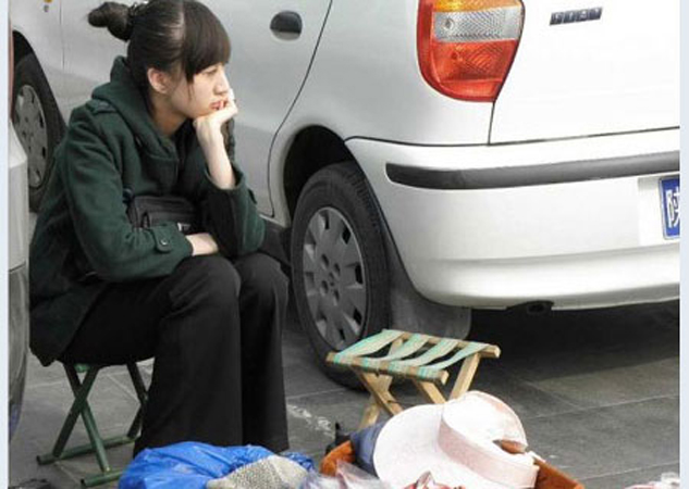 的西安女孩,再次上演了一夜走红的网络奇迹,在网友偷拍后的一组照片里