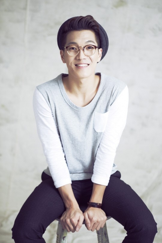 2011年出道的solo歌手,出道曲《傻瓜一样又哭了》.