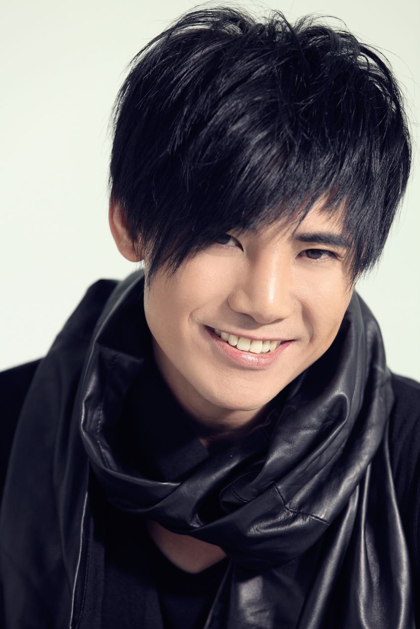  p>邵伟轩(enzo siu)新加坡华语流行乐男歌手,初时于新加坡担任模特及