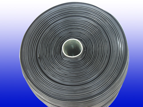  p>单翼迷宫式滴灌带是干旱缺水地区最有效的一种节水灌溉方式,其水的