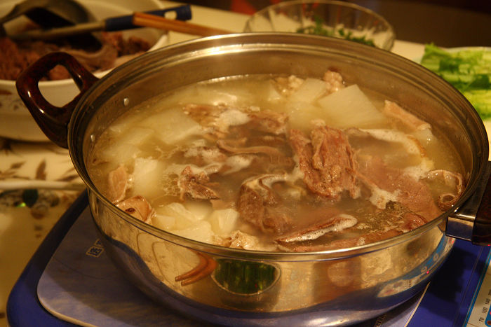  p>羊肉汤锅是一道菜品,主要原料是 a target="_blank" href="/item