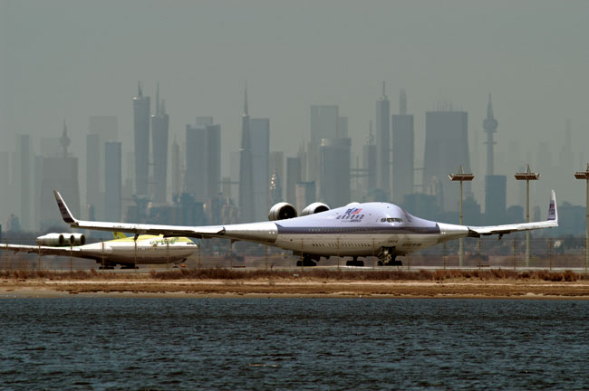 后缘基本平直,半翼俯视平面形状为三角形的飞机