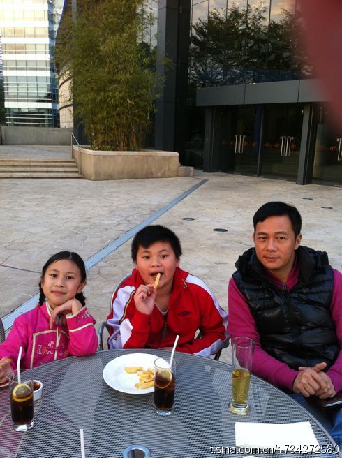 target="_blank" href="/item/无线电视艺员训练班/10974399" data