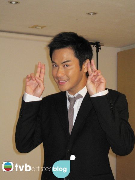 1970年8月15日出生于美国加利福尼亚州旧金山,中国香港男演员及歌手