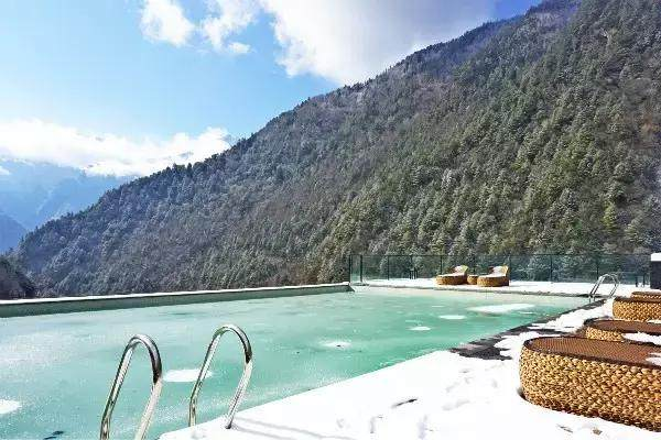 id="gnwq5c7av0">古尔沟位于理县古尔沟神峰山下,故称古尔沟神峰温泉