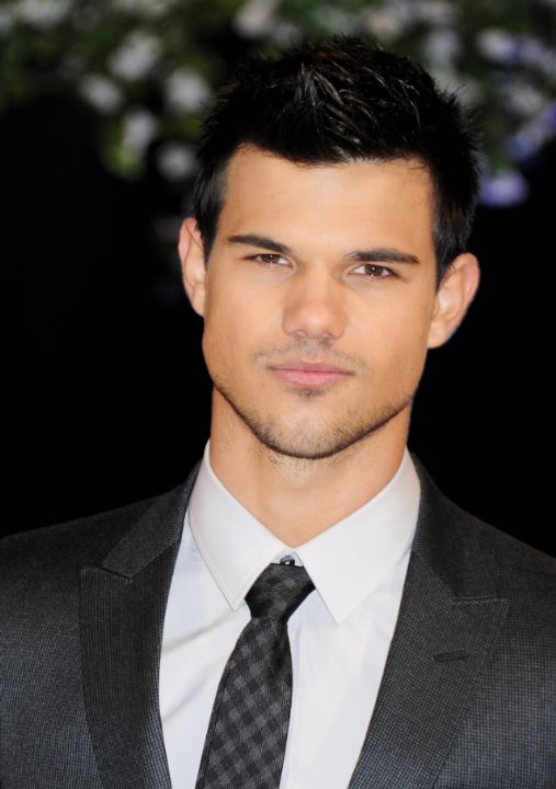  p>影片根据美国女作家斯蒂芬妮·梅尔的同名小说《暮光之城:破晓》