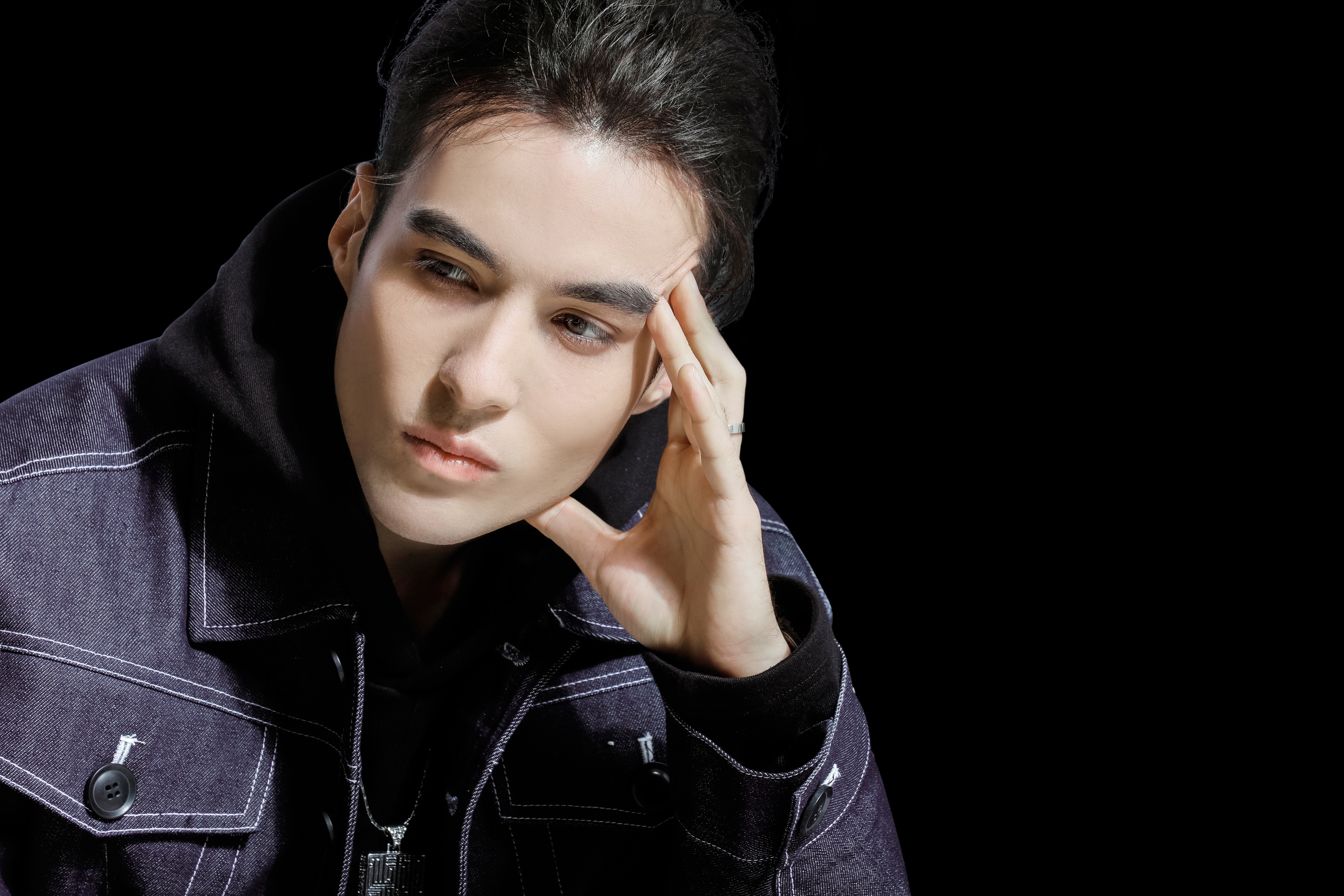 伊利多斯,中国内地男演员;1993年4月3日出生于新疆乌鲁木齐;毕业于