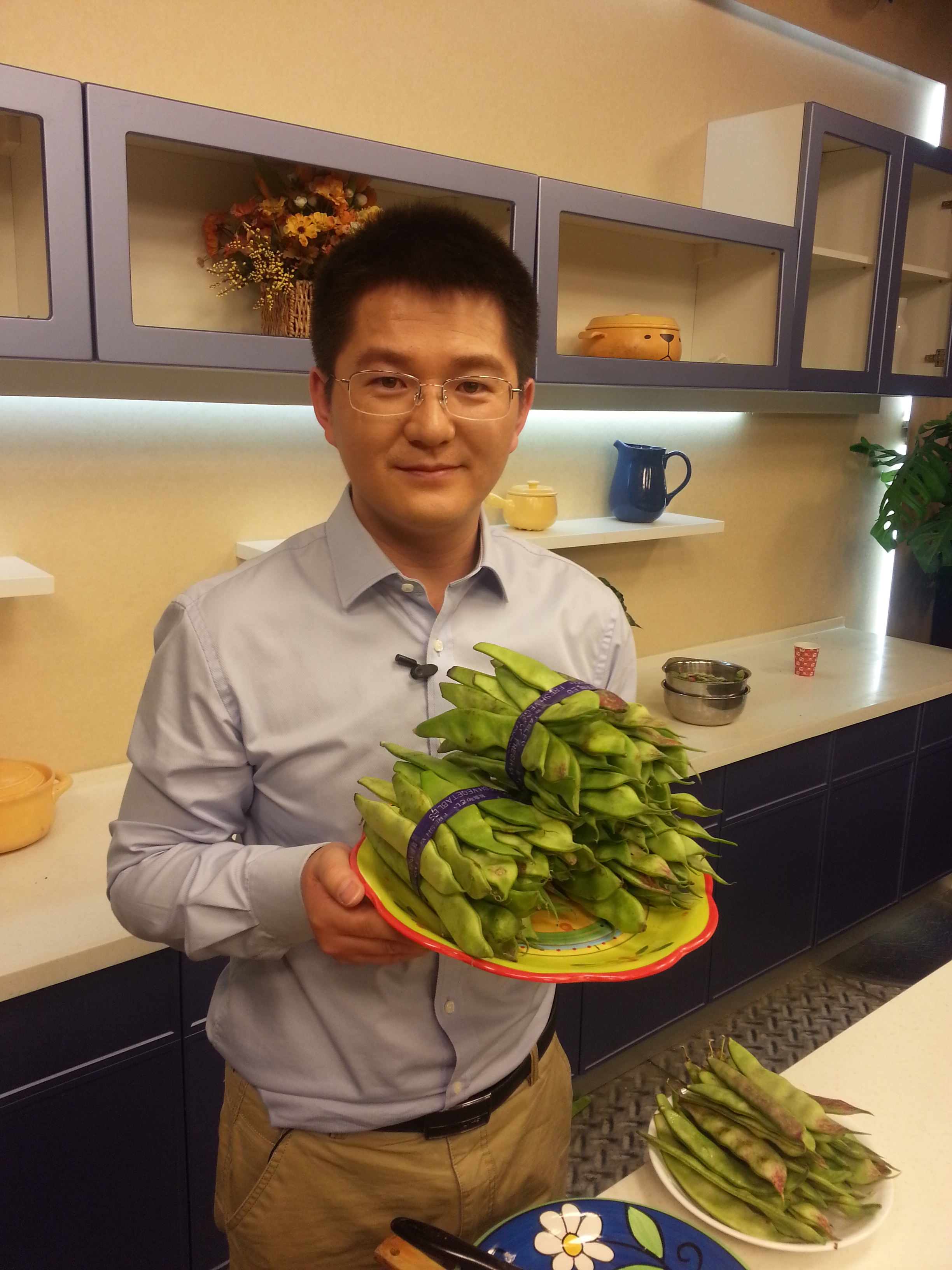  p>郑育龙,男,国家一级营养师,多年来致力于传播科学的营养健康理念