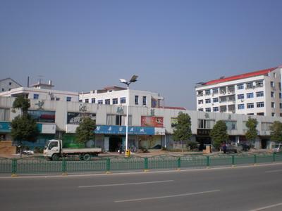 东临风景优美的楠溪江,西至下堡村,北隔鹅浦河与 a target="_blank"