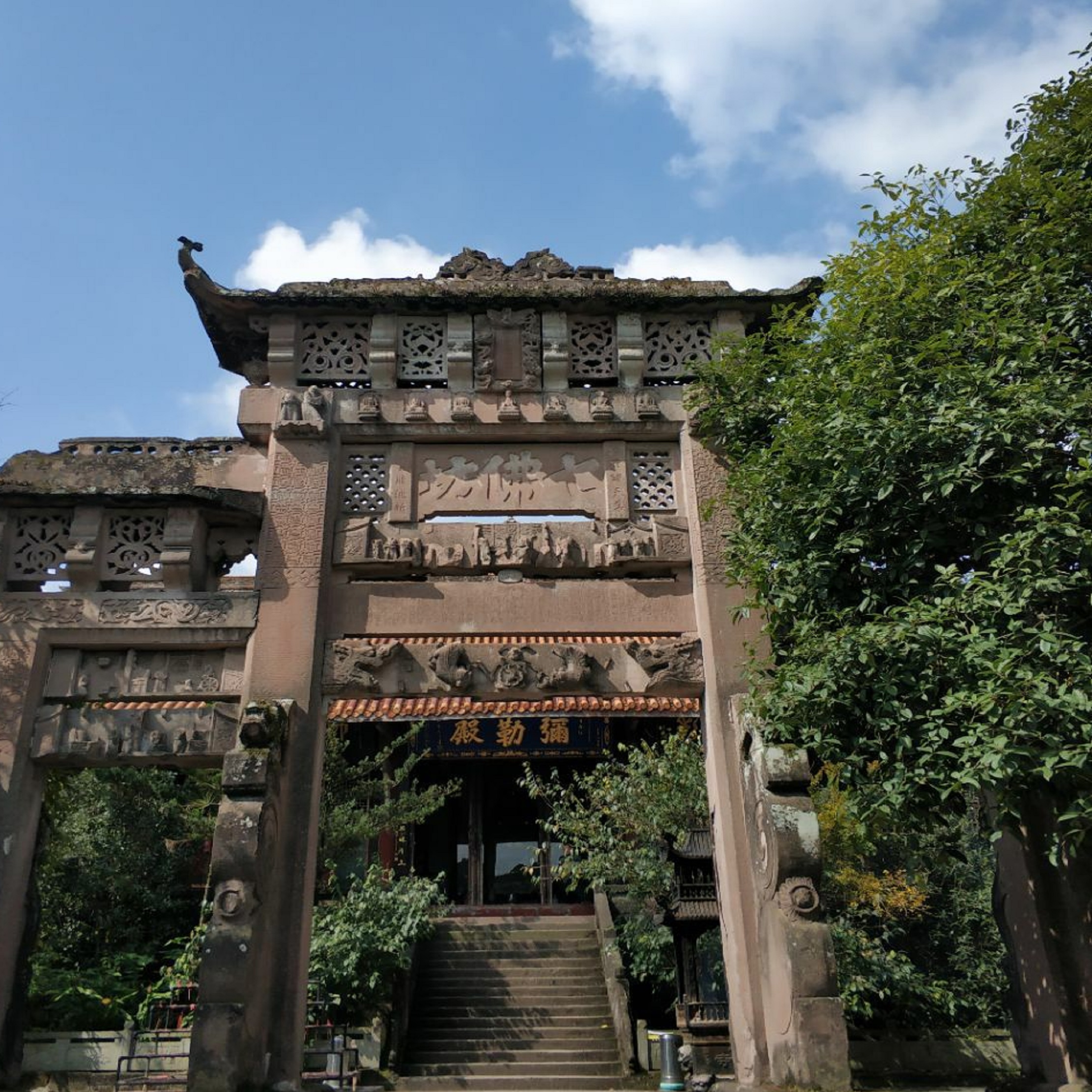  p>金堂云顶山位于成都金堂县境内龙泉山脉中段,风景区包括大小云顶山