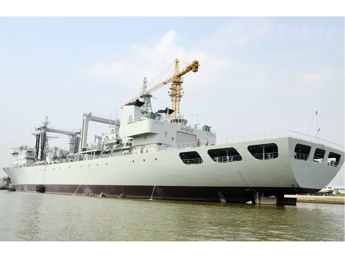 东平湖号补给舰