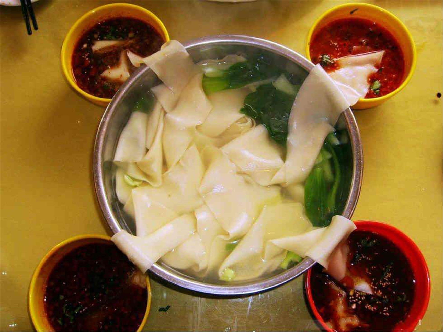  p>蘸水面是陕西省风味独特的传统面食小吃.