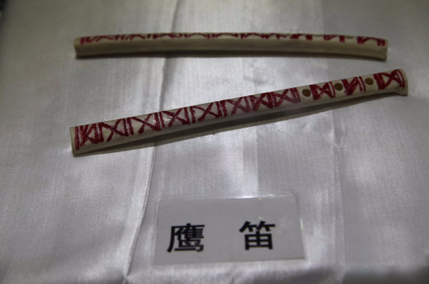  p>鹰笛有两种,一种是藏族鹰笛,另一种是塔吉克族鹰笛,都是由鹰的翅膀