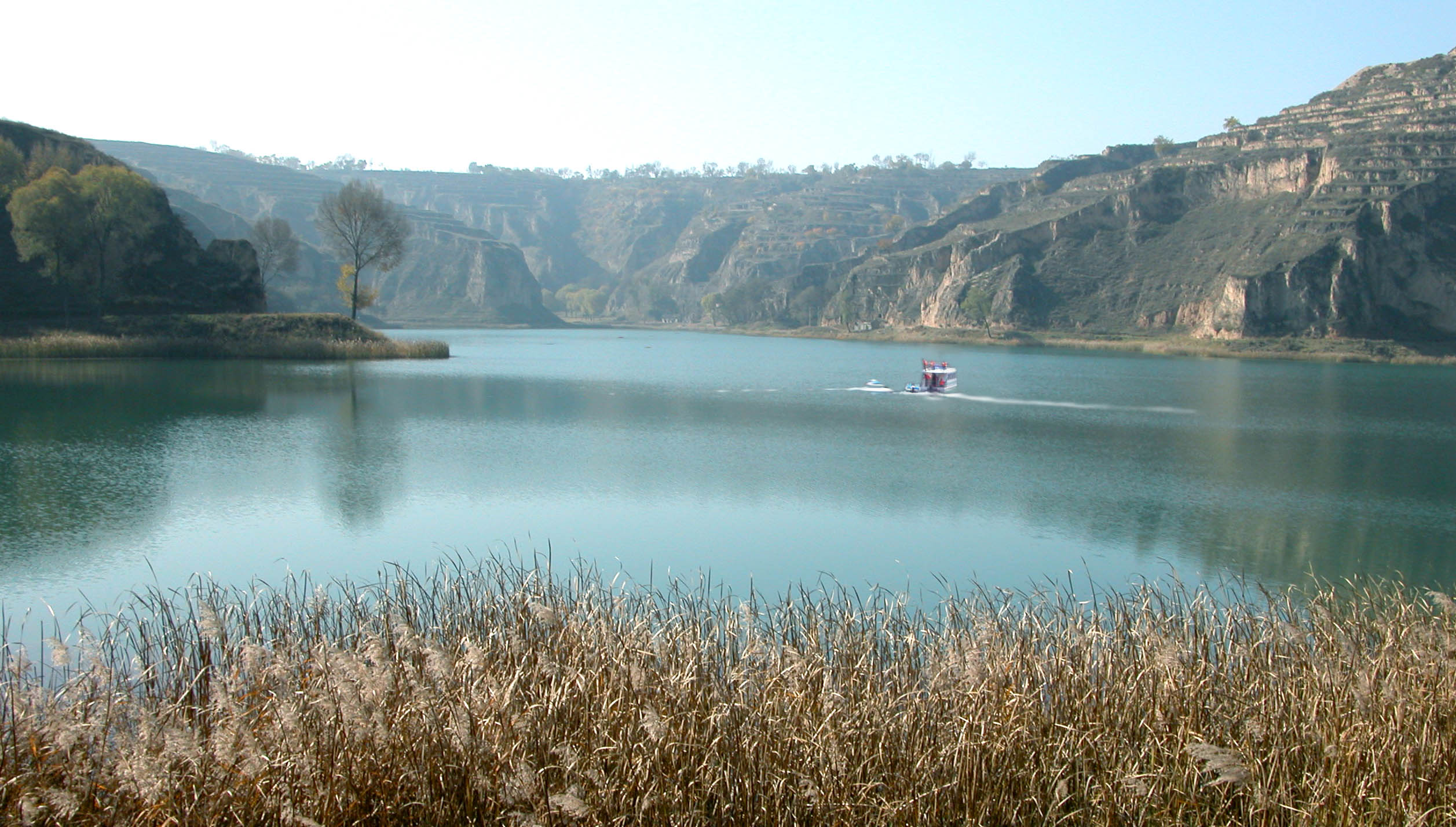  p>太阳池生态旅游风景区距镇原县城32.5公里,郿肖省道从旁边穿过.