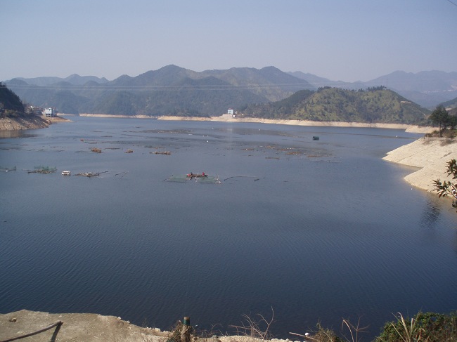  p>紧水滩库区,位于浙江省丽水市瓯江中上游,地处云和县大部及龙泉市