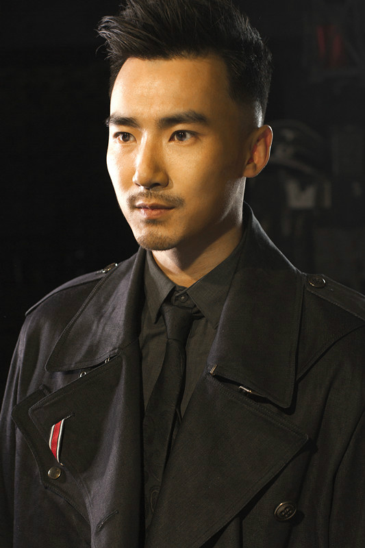  p>何前锋,男,现为中国人民解放军八一电影制片厂剧团演员,2008年出道