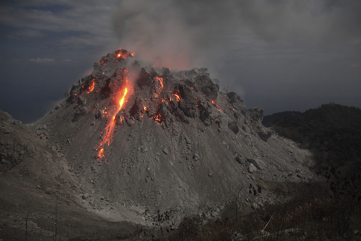  p>熔岩穹丘(lava dome)又称"穹状火山","钟状火山","火山穹","熔岩锥