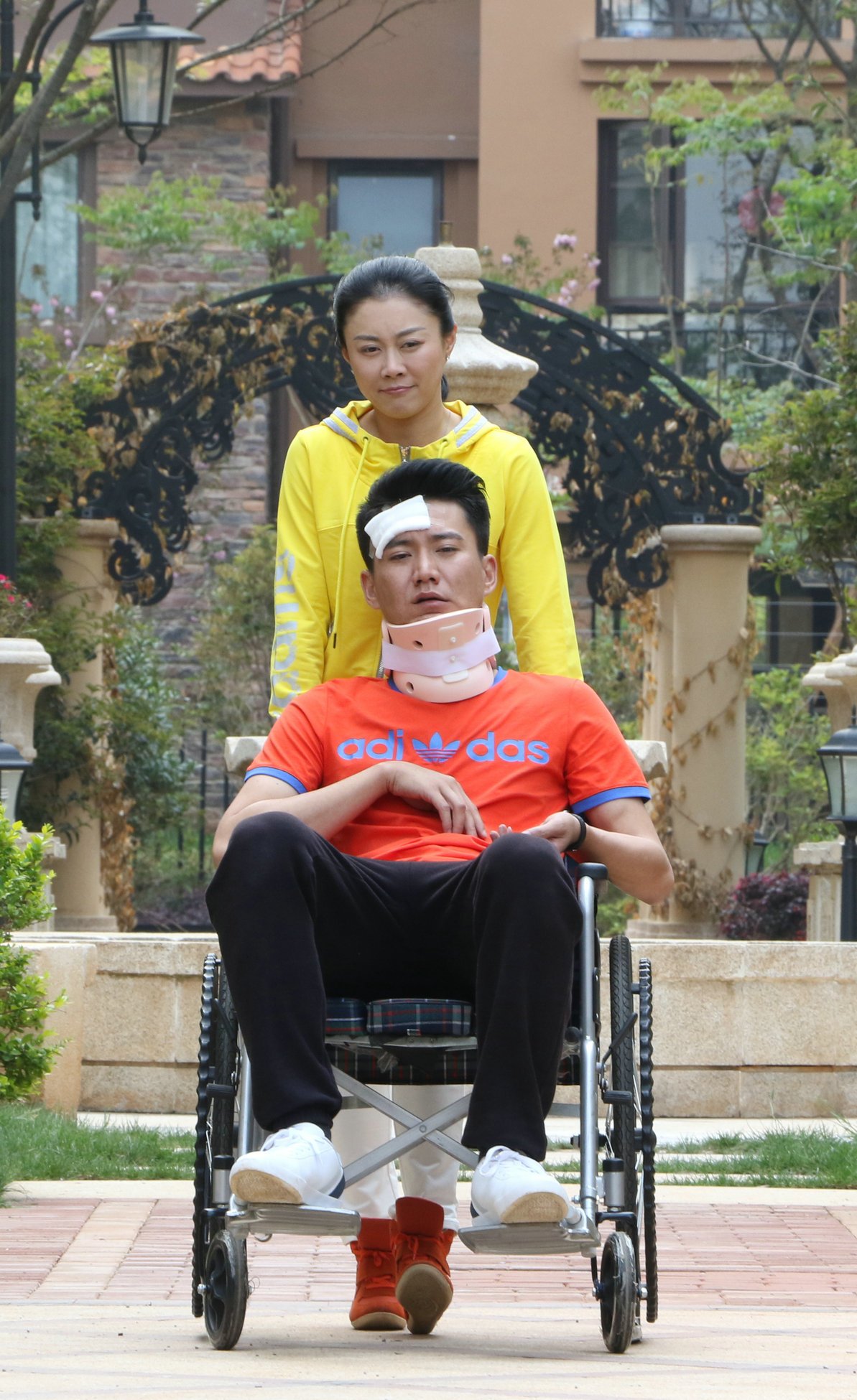 《来自月亮的我》是一部由夏嘉伟,刘瑞明编剧,夏嘉伟,洪剑涛,何雨霏