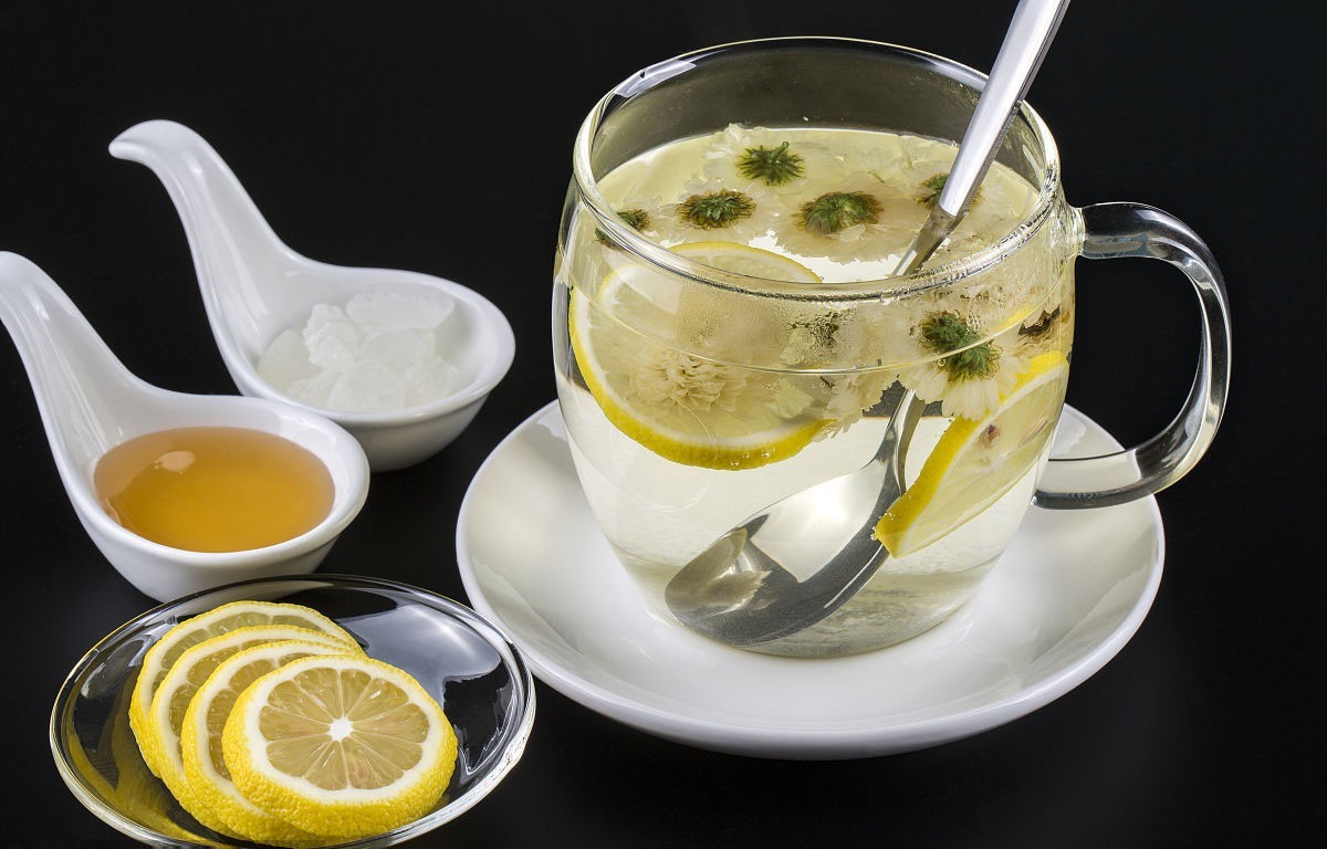  p>柠檬蜂蜜菊花茶是一种以柠檬蜂蜜,菊花茶为主要原料的饮品. /p>