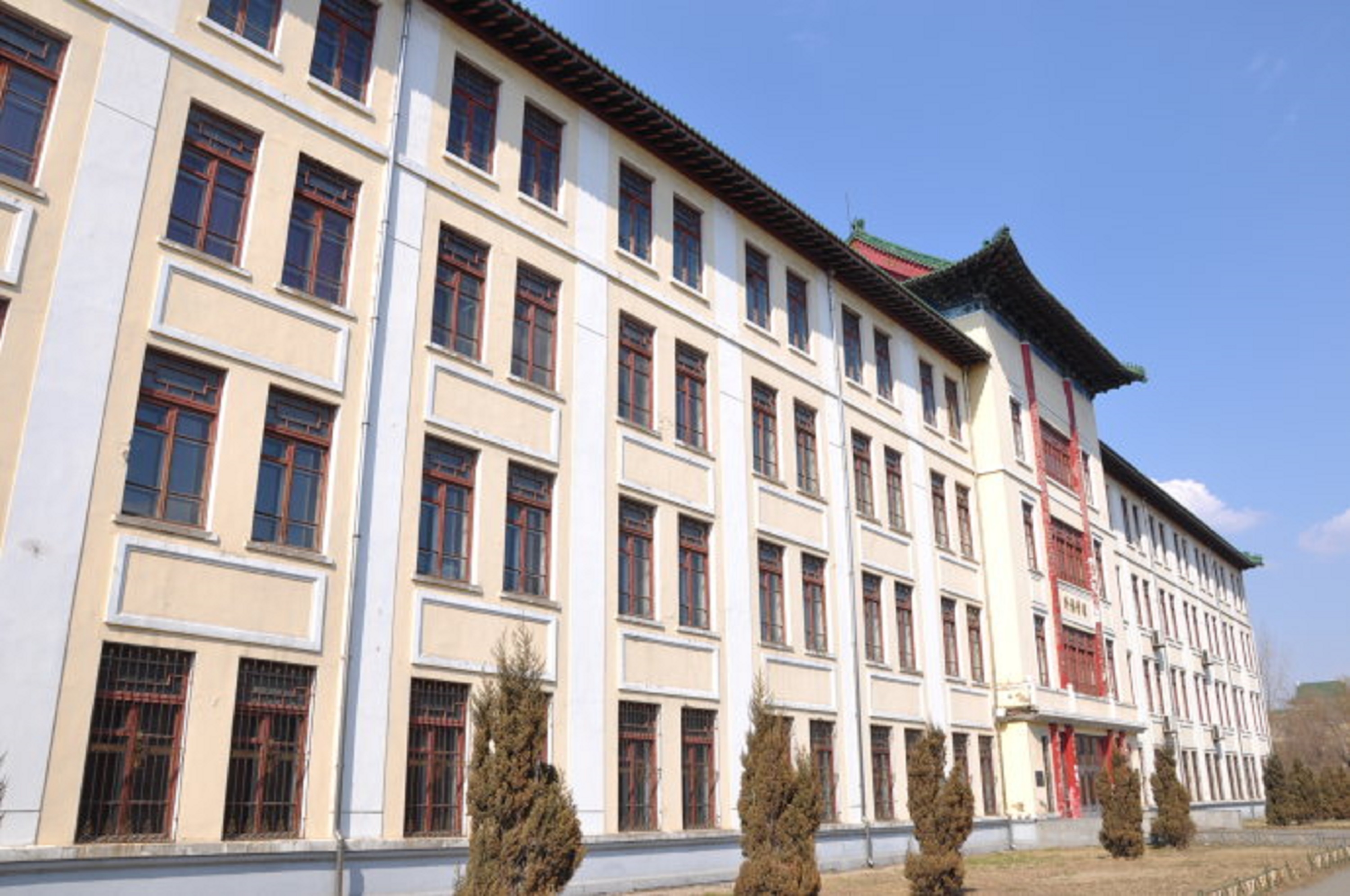 p>哈尔滨医科大学( i>harbin medical university /i>),简称"哈医大"