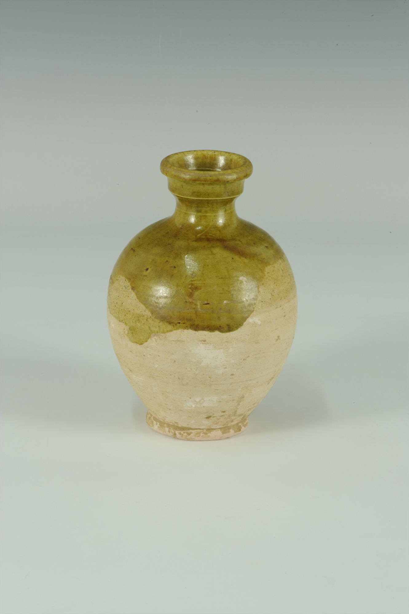  p>唐代黄釉盘口瓷瓶是一件唐代瓷器,收藏于海南省博物馆. /p>