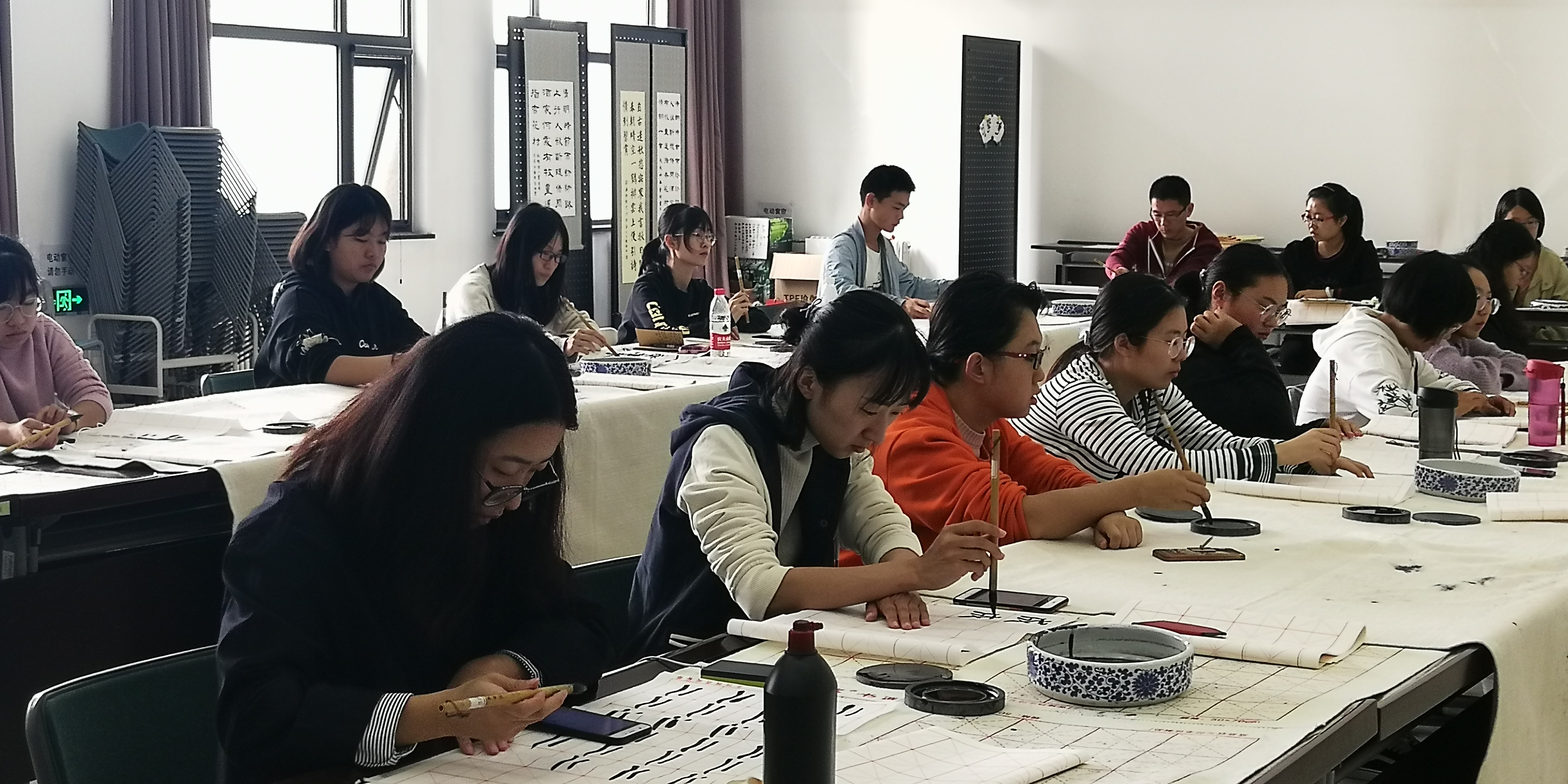 id="gnb44otpcx">大泽泉书苑成立于2012年10月,是专业书画培训机构