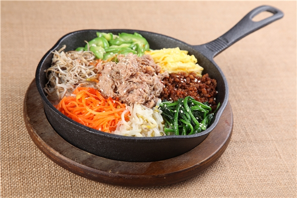  p>金枪鱼拌饭是一道主食,主料为金枪鱼,米饭. /p>