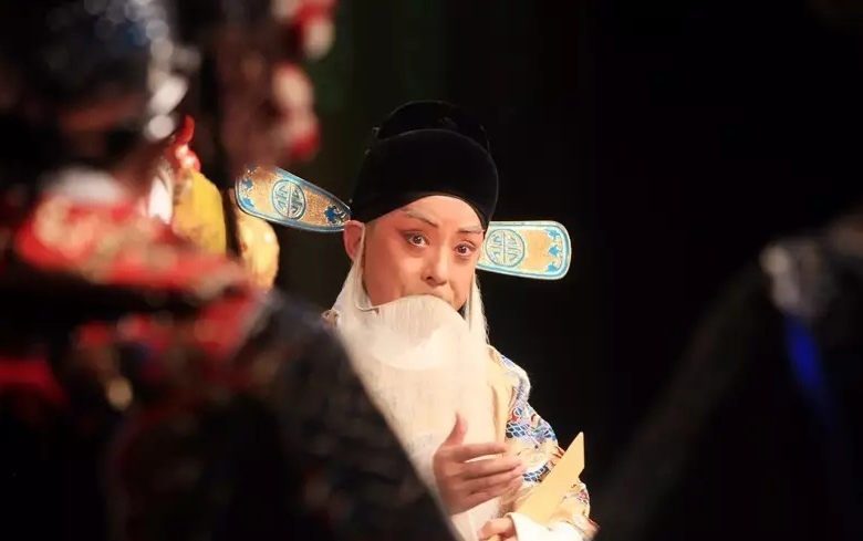  p>于魁智,男,回族,1961年12月15日出生于辽宁沈阳,著名京剧演员,工老