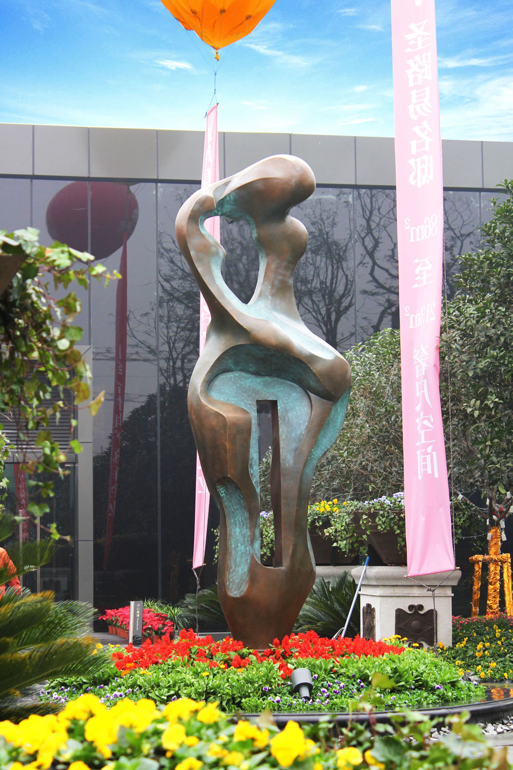  p data-id="gnf9dqad9f">刘世军,男,职业雕塑家,中国城市雕塑创作