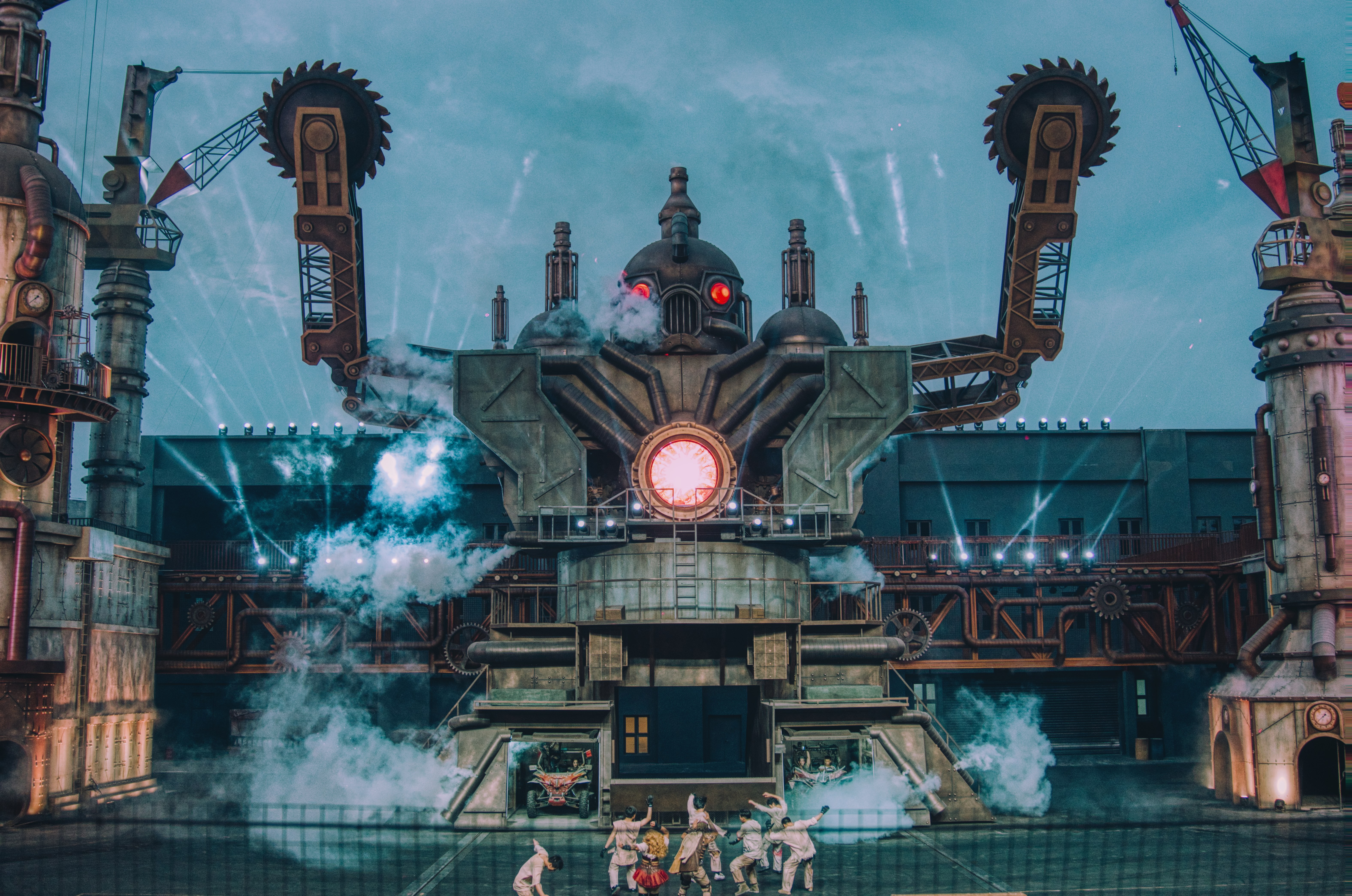 是一部全球首创"蒸汽朋克机械"实景特技秀,由襄阳华侨城出品,华侨城