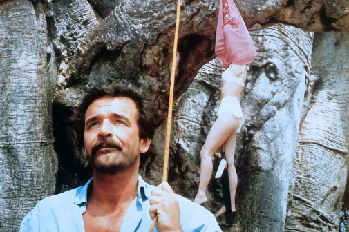 《上帝也疯狂2》剧照