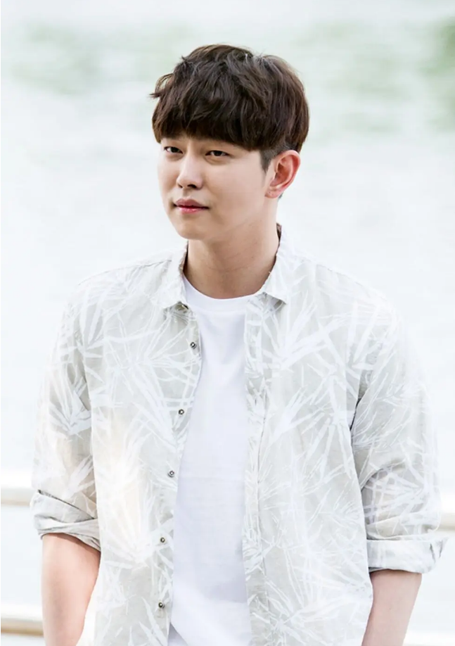  p>韩国电视剧《doctors》人物,由尹均相扮演. /p>