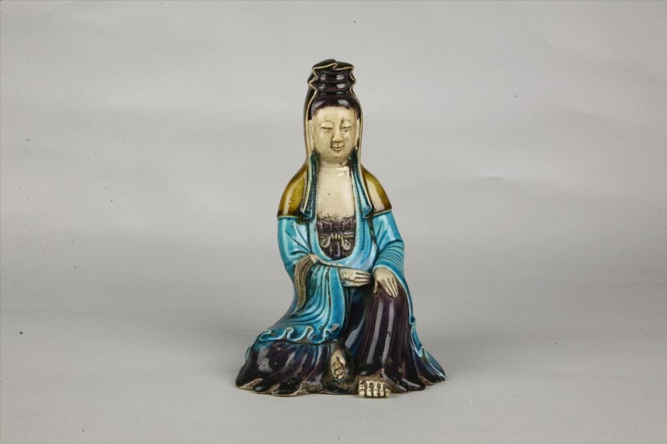 清彩绘手执拂尘瓷观音像