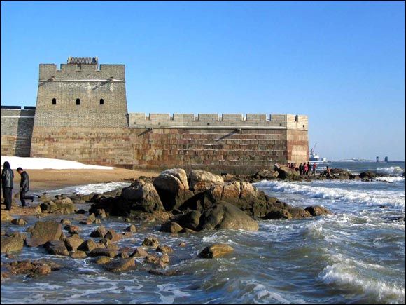  p>老龙头坐落于河北省秦皇岛市山海关区城南4公里的渤海之滨,是明