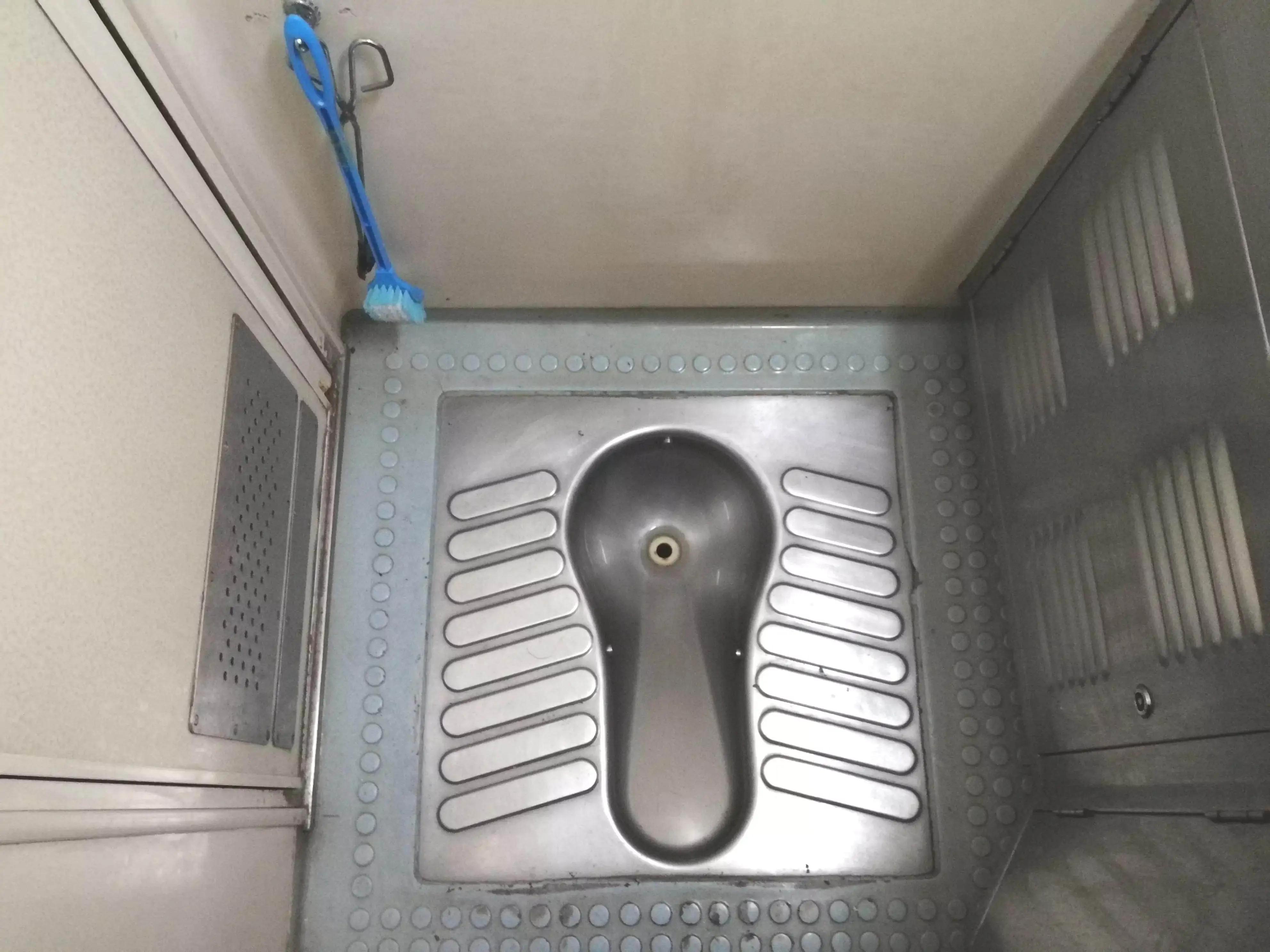 真空厕所是厕所的一种,通过冲厕系统产生的气压差,以气吸形式把便器内