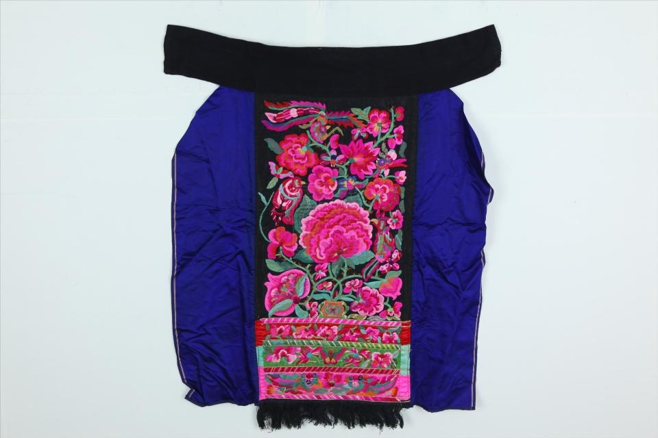 现代台江苗族绣牡丹纹蓝黑缎围腰