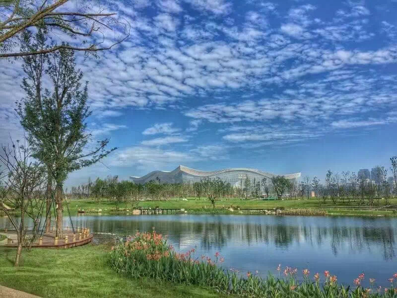  p>锦城湖位于成都市四环路南段,西起成昆铁路,东至站华路,在锦城公园