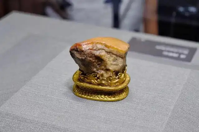  p>东坡肉形石是一块天然玛瑙石,出自内蒙古阿拉善左旗,在清朝康熙年