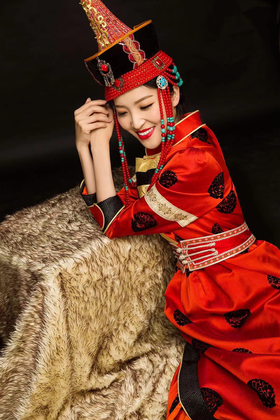 class="ref" data-ctrid="2lh1w1m6mcg">鄂莞婷,女,达斡尔族, /span> 