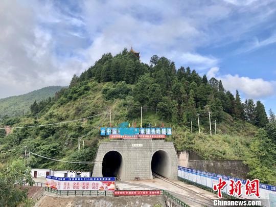 岭隧道属大瑞铁路全线重点控制性工程,是全线最长的双向堵头掘进隧道
