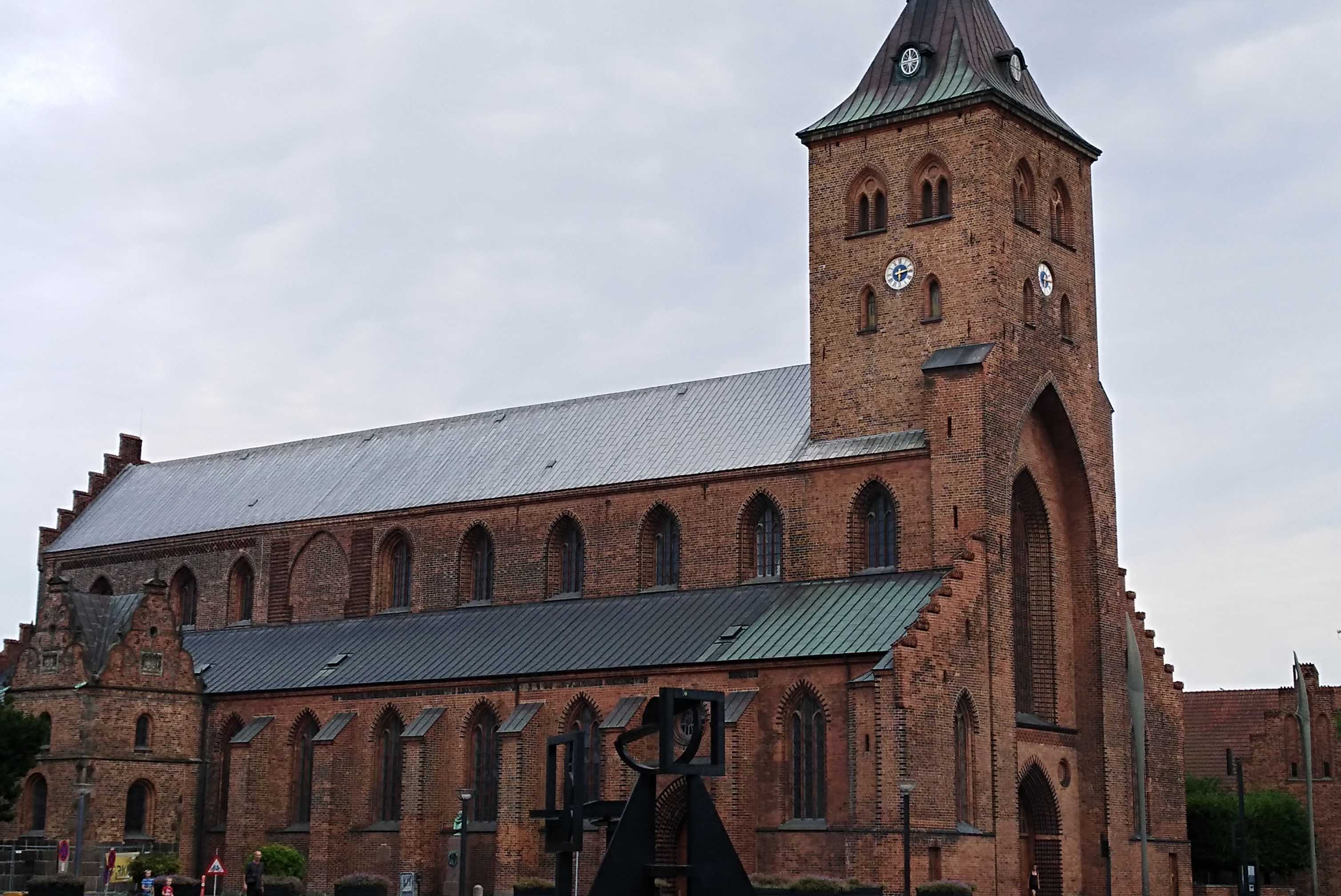  p data-id="gnb1h5v3or">圣库努德教堂(又名"欧登塞大教堂")建于13