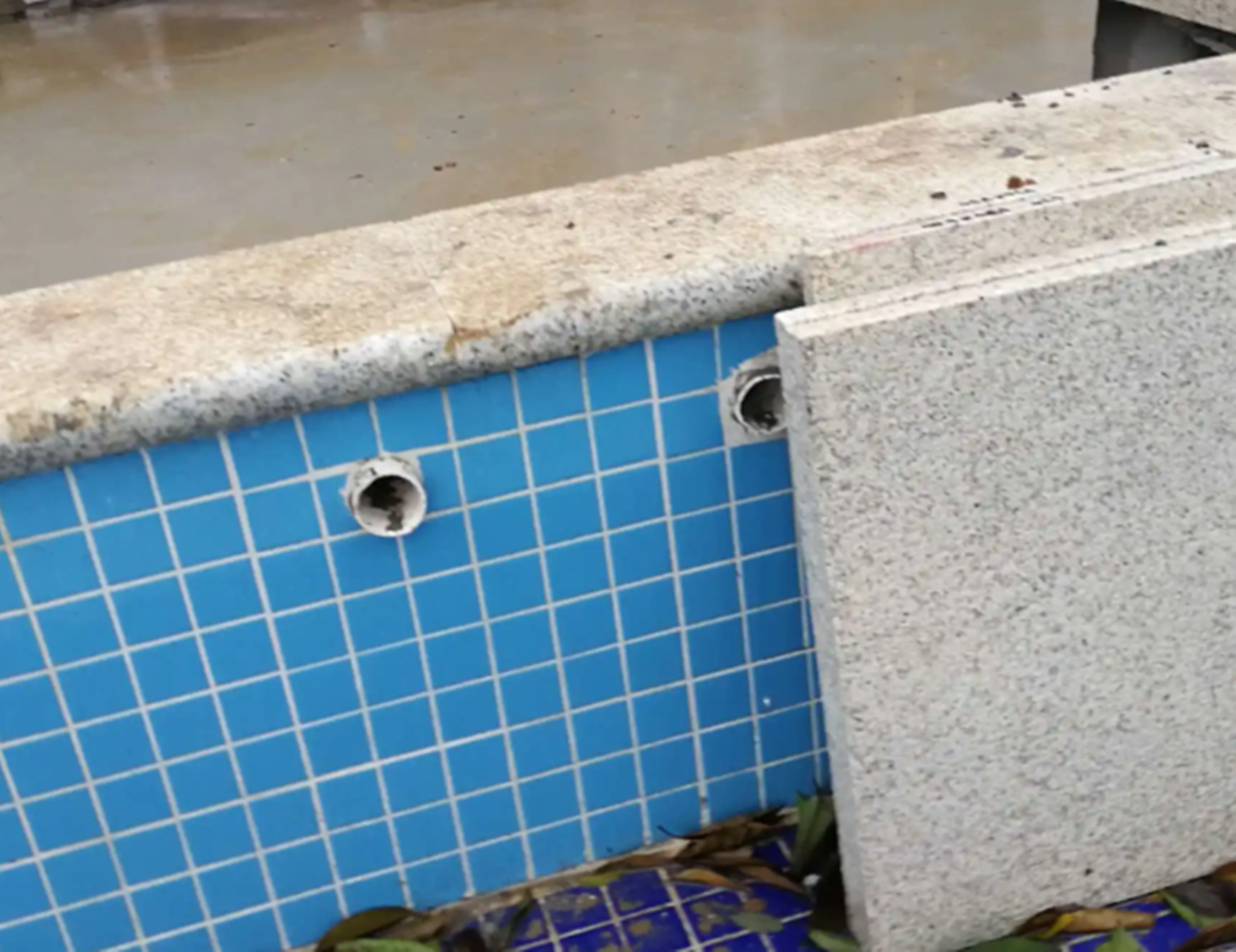 一般是指在液体容器的高位处为避免容器内液体液面过高而设置的溢流口