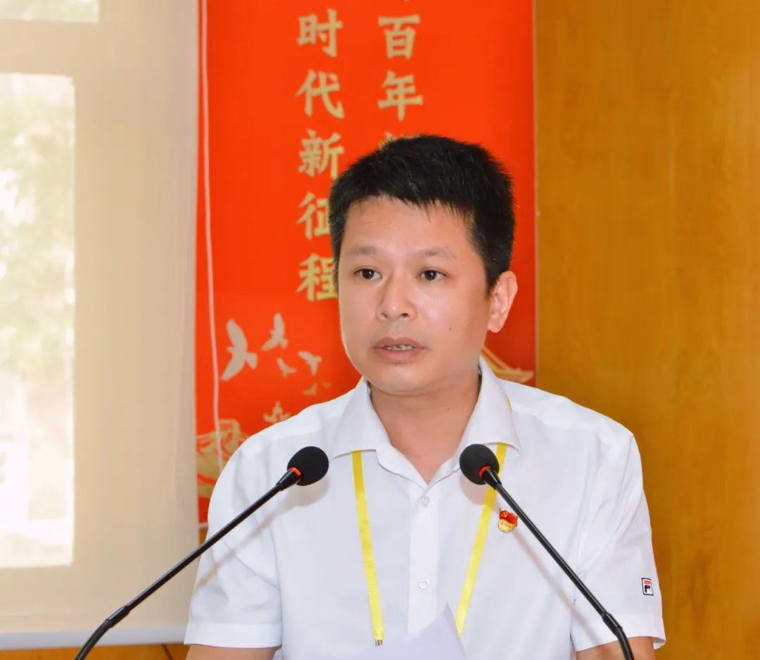  /p> p data-id="tux1pjgfdjok">现任泉州市晋江市英林镇镇长(副处级)