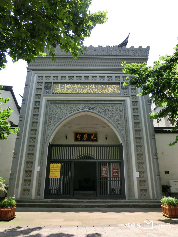  p>中国伊斯兰教著名清真寺,因其建筑群布局形似凤凰,称为"凤凰寺",又