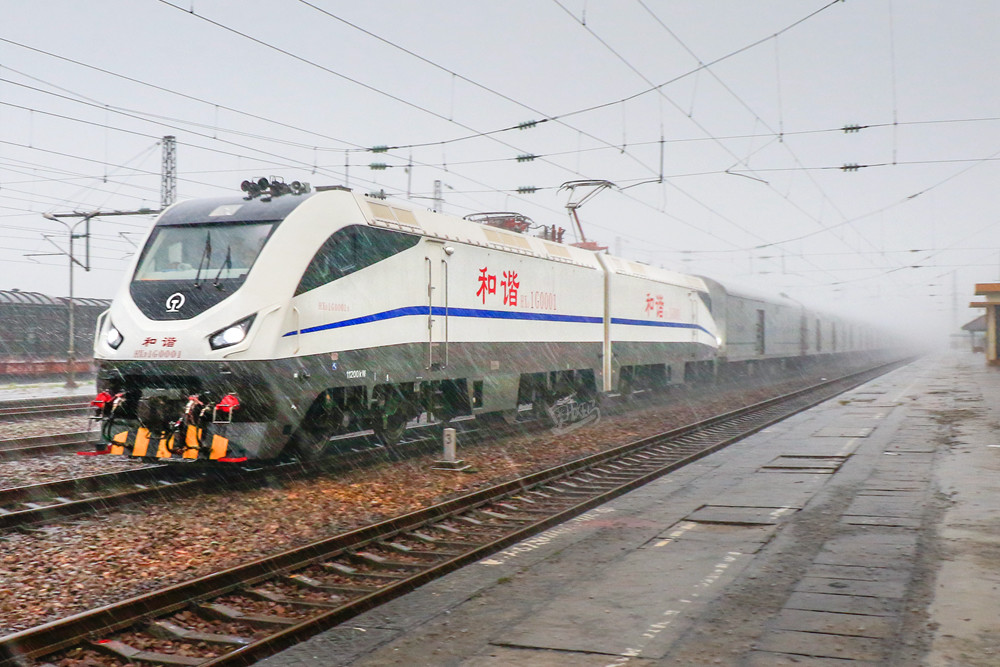  p>在既有的和谐系列机车基础上研制的八轴交流传动快速客运电力机车