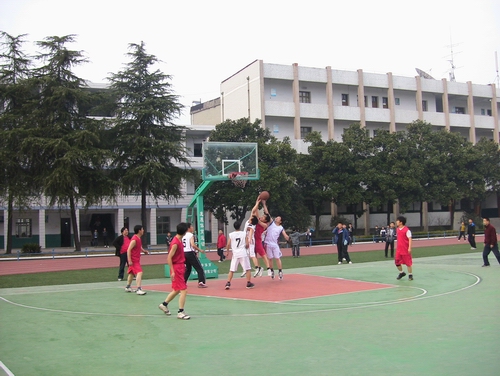  p>宜都市陆城第一初级中学座落在长江与清江的交汇