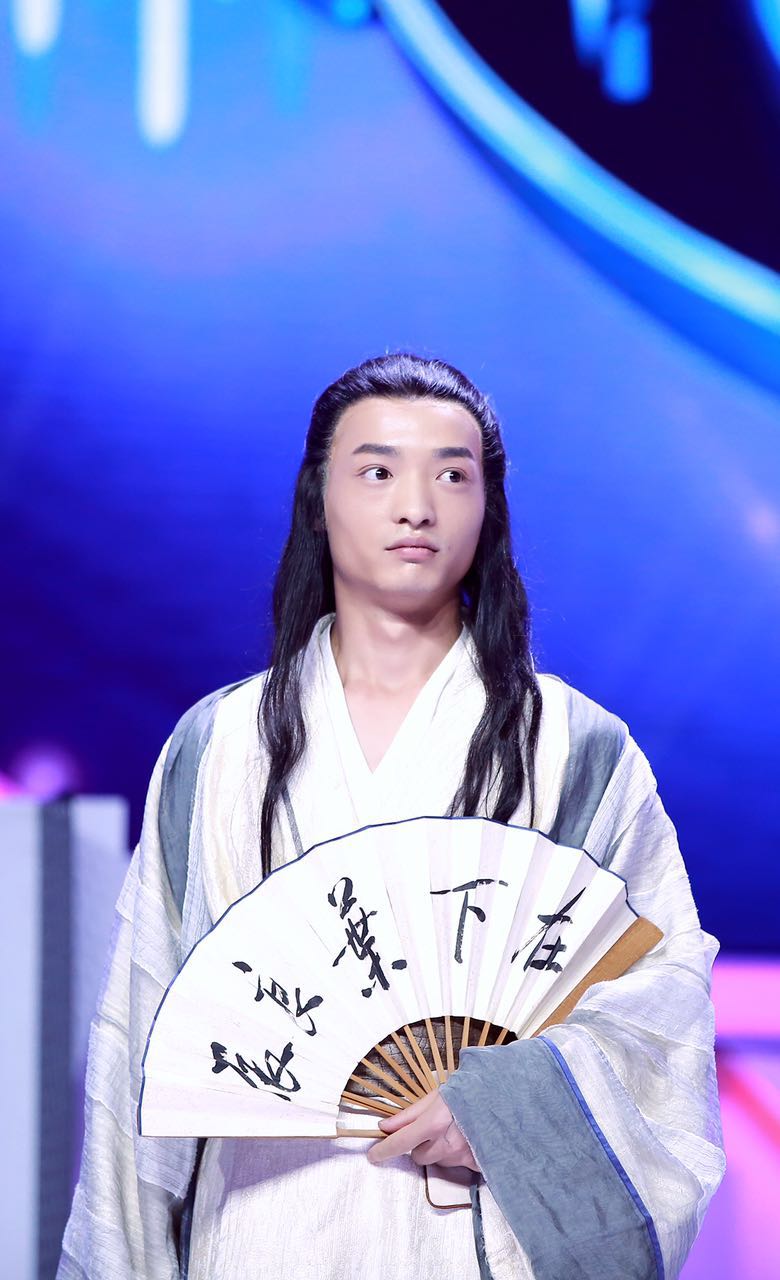  p>叶良辰,本名吴博伟,1996年11月24日出生于陕西