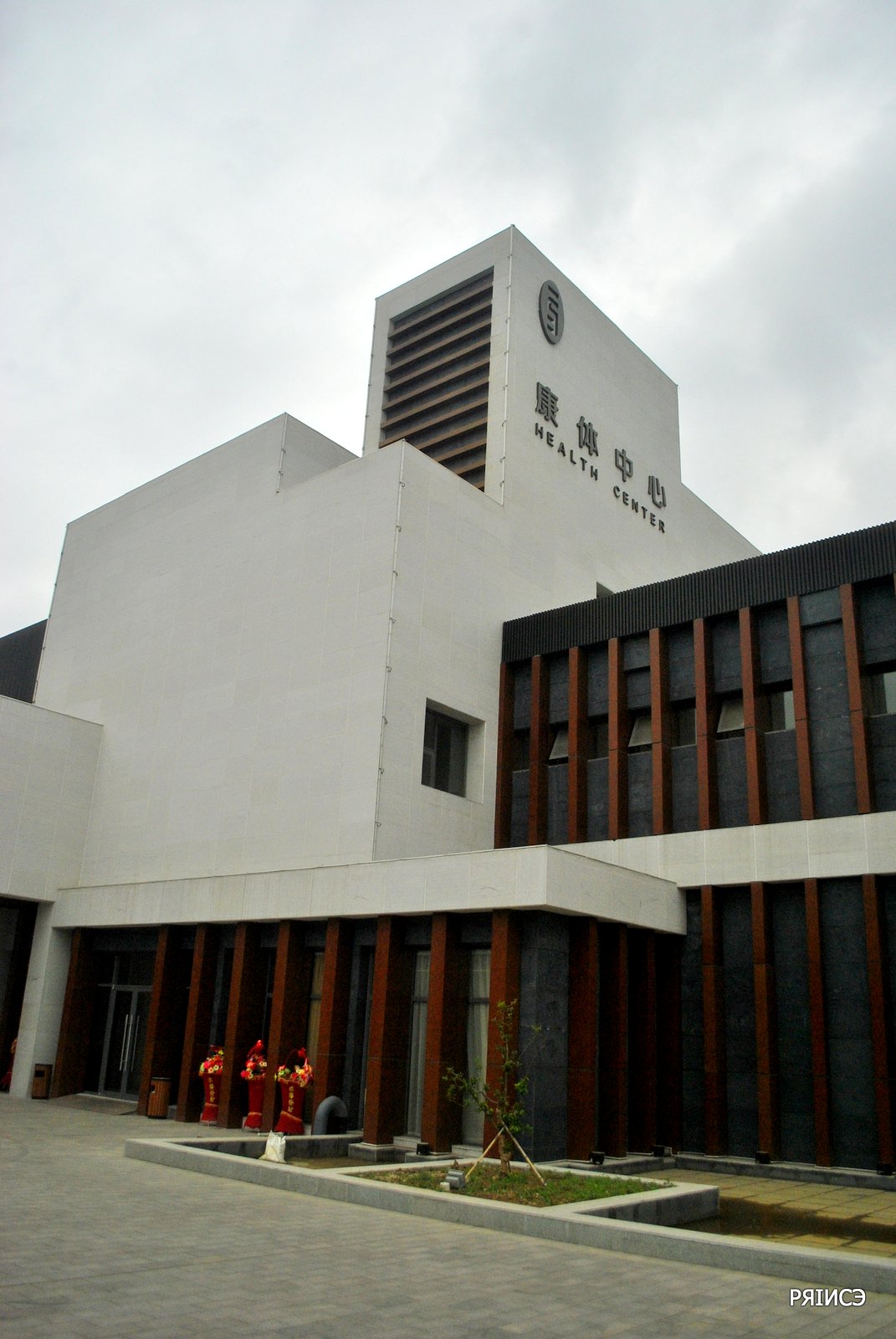  p>福山宾馆总建筑面积31468平方米,距离烟台飞机场,火车站,港口仅需