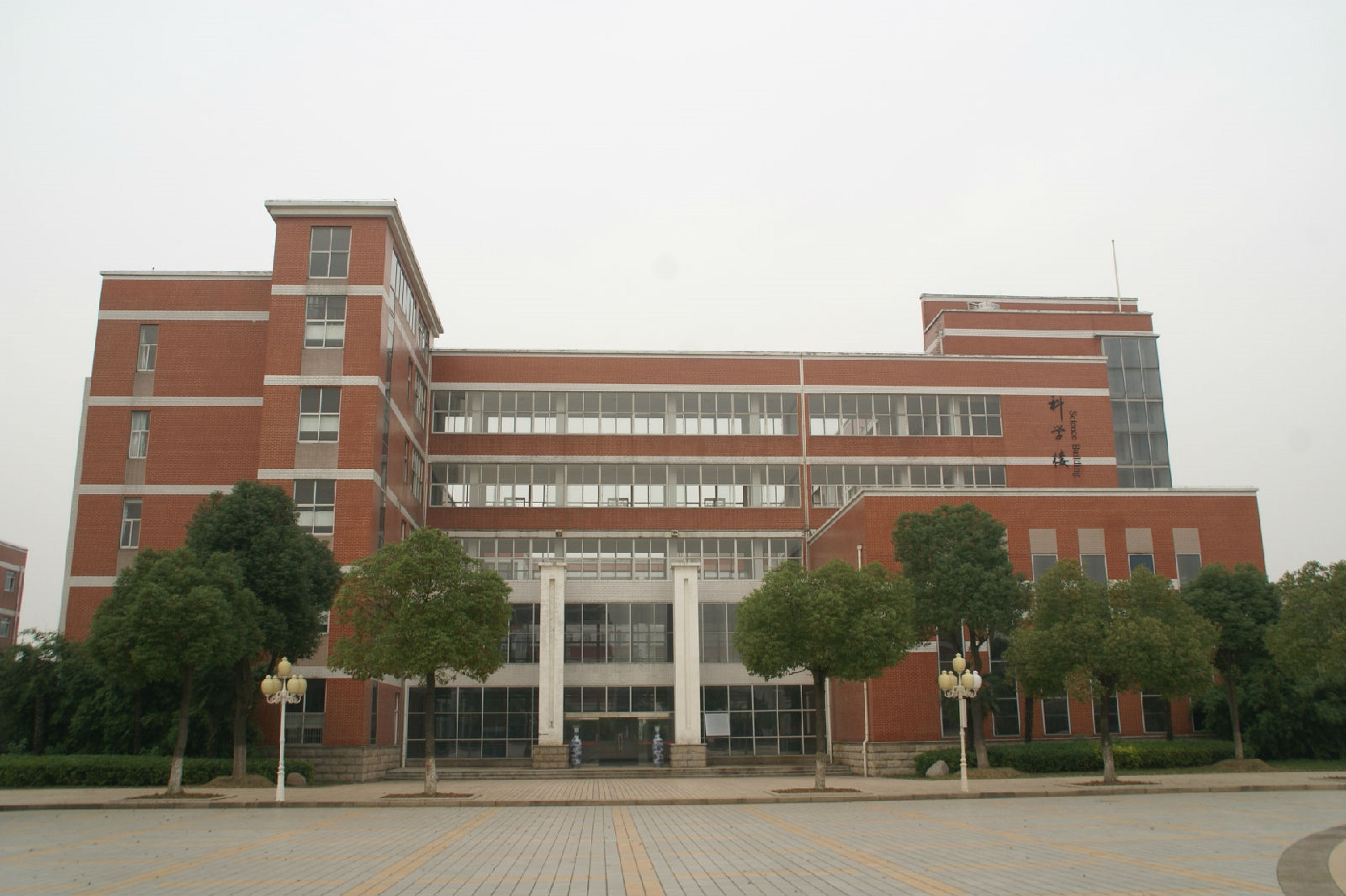  p>江苏省天一中学,简称"天一",创办于1946年,位于江苏省无锡市 a