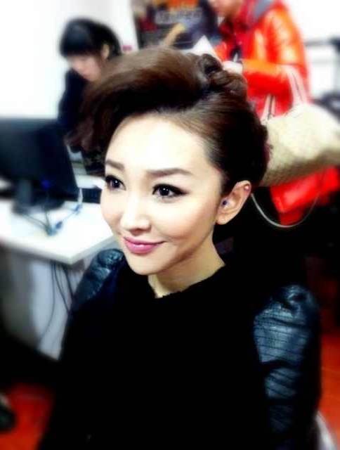  p data-id="gnrrukmxfm">王芳,出生于辽宁省辽阳市,中国内地民族唱法